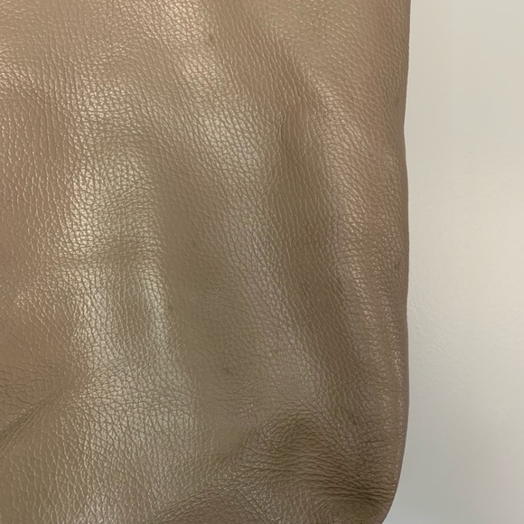 Cuyana Classic Leather Tote in Stone - Picture 4 of 8